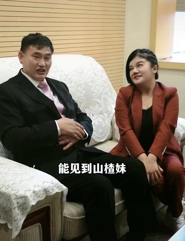 大衣哥和网红见面被指调情，女方当众摸其大腿，逼问其是否喜欢她