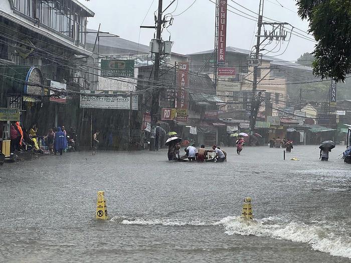 倾盆大雨导致街道变成河流，菲律宾首都进入“灾难状态”