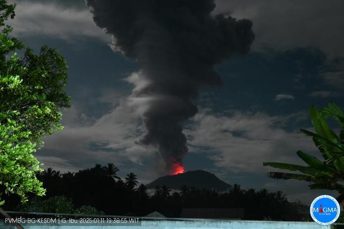 印尼伊布火山发生喷发 火山灰柱达4000米