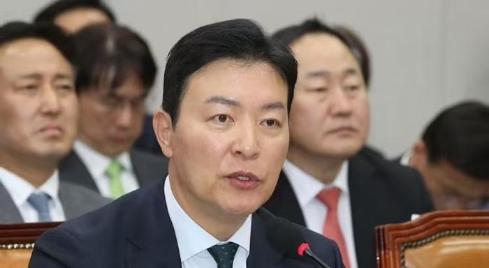 韩国警方将执行对总统警卫处次长金成勋的逮捕令