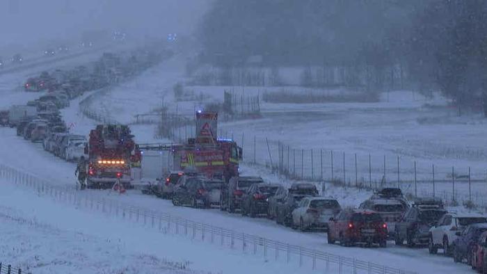 涉百余辆汽车 120多人被送医 瑞典因大雪发生连环车祸